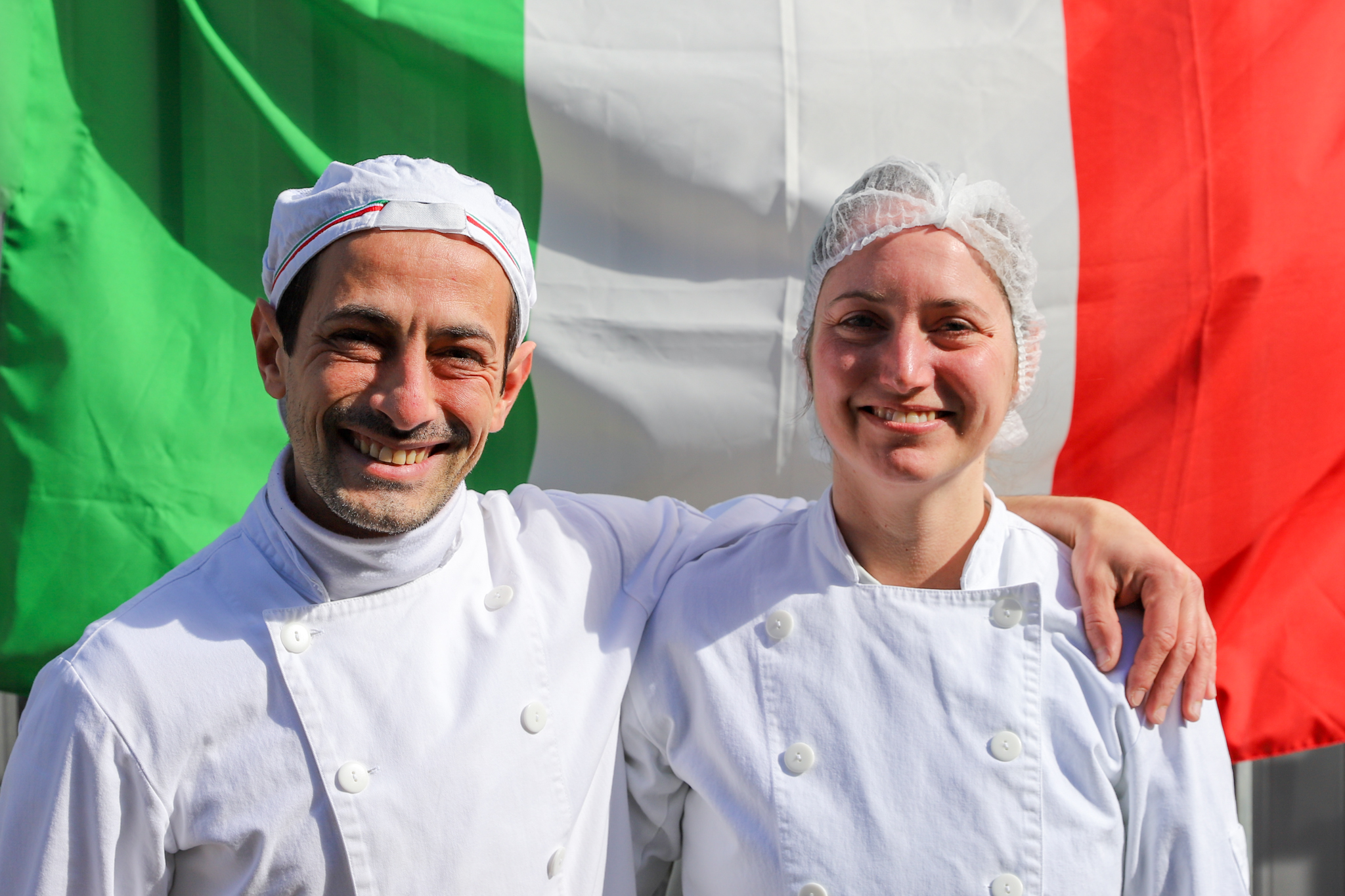 kaasmakers roberto en ornella met de italiaanse vlag